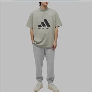 NWT Men’s Adidas Basketball Logo Short Sleeve T-Shirt in Sesame, Sizes 1M and 1L